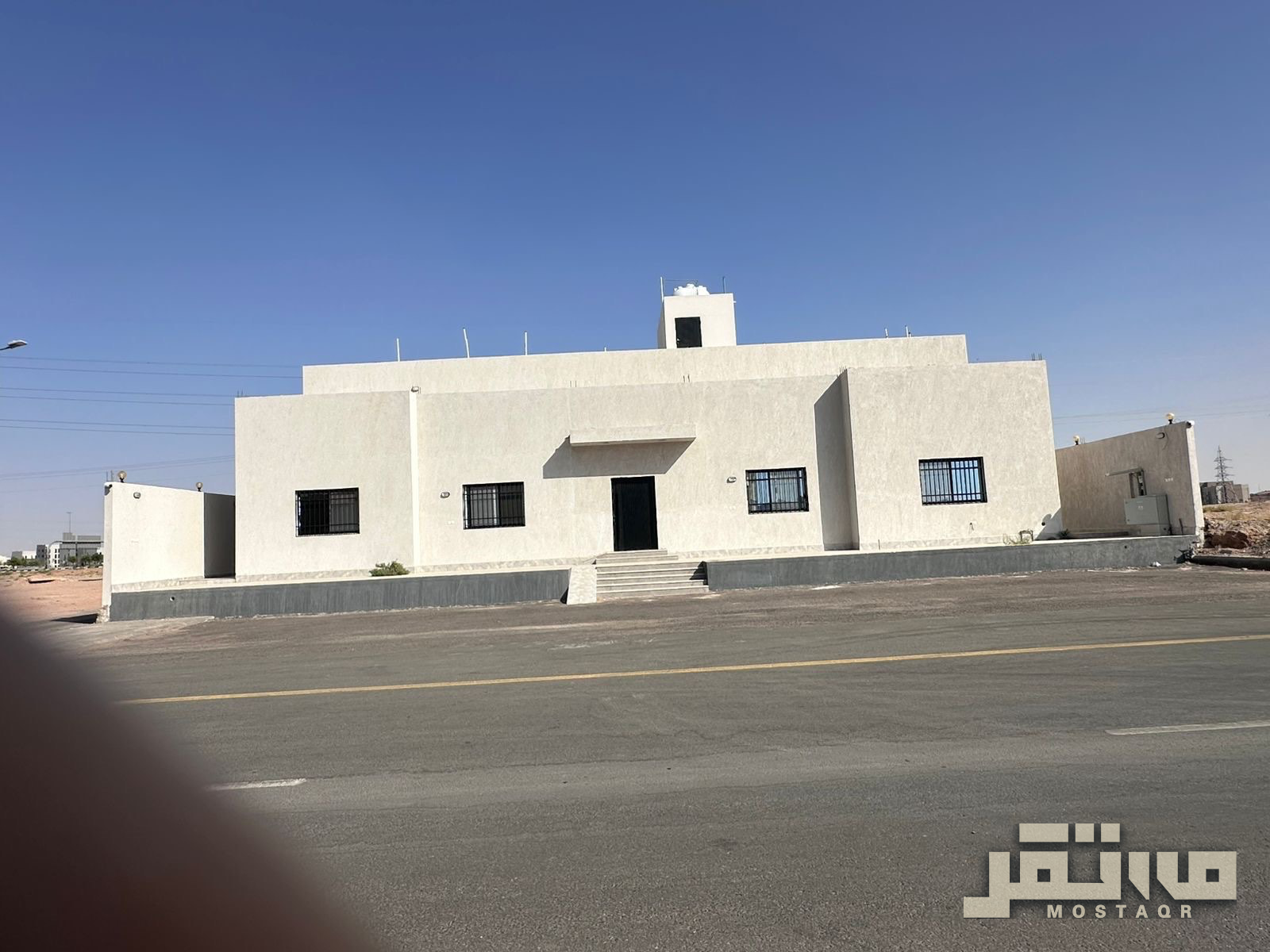للايجار مبنى اداري ومستودع كبير موقع مميز على الدائري — 1,500 م²