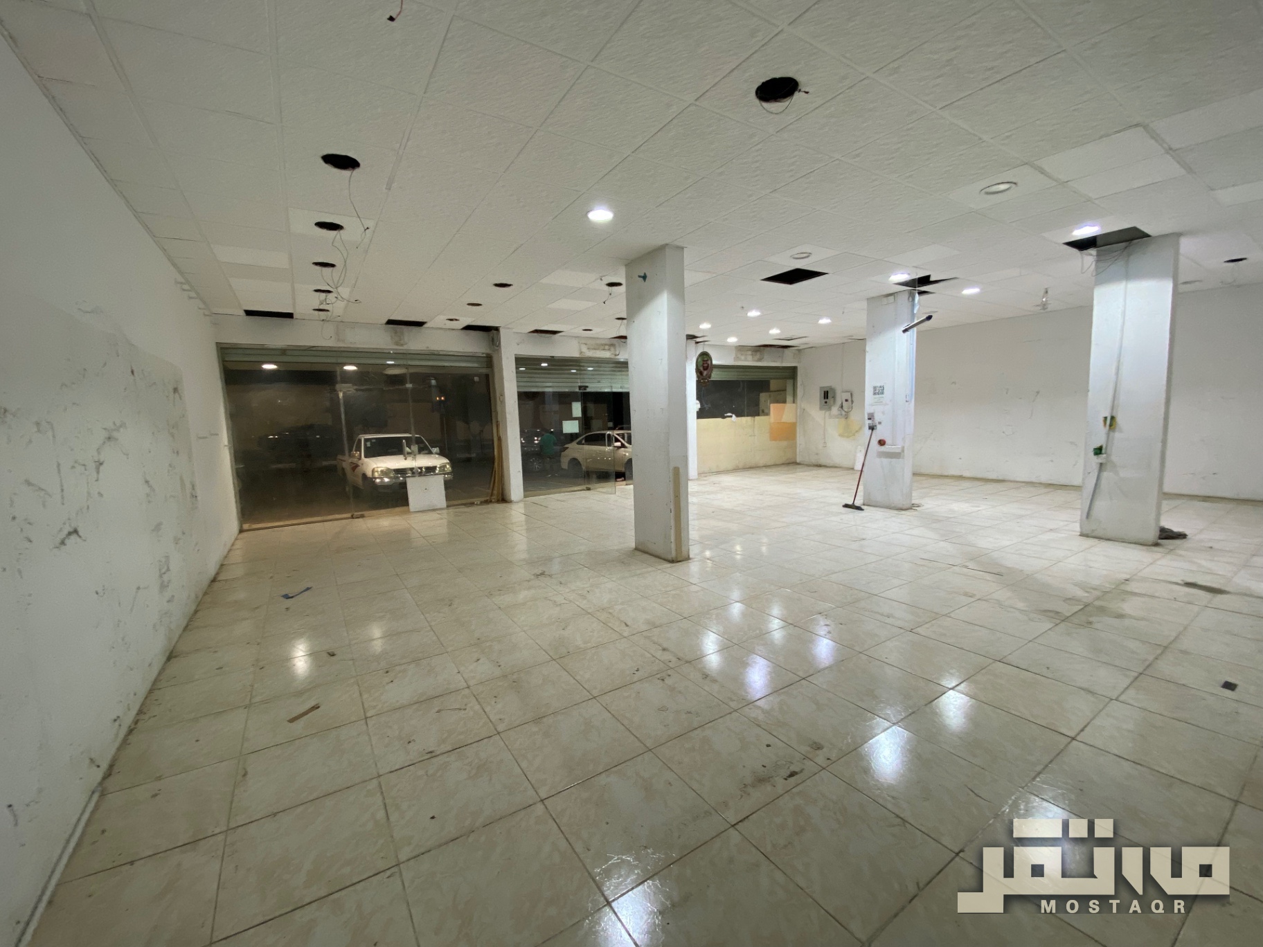 للايجار صاله تجاريه ثلاث فتحات بحي صديان الغربي على شارع جده بالقرب من عياده عنايتي ومستوصف ريان الشرق  في صلاح الدين الغربي — 80,000 ريال — 120 م²